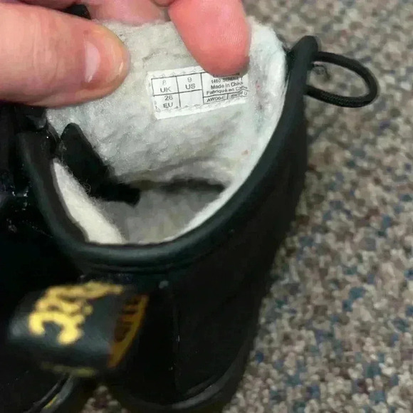 Kids Dr Martens with fuzzy liner size 9 - Picture 5 of 6